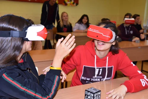 Lásd, halld, érezd! Ki mondta, hogy unalmas a tanulás?! (2021) cikk kiemelt képe