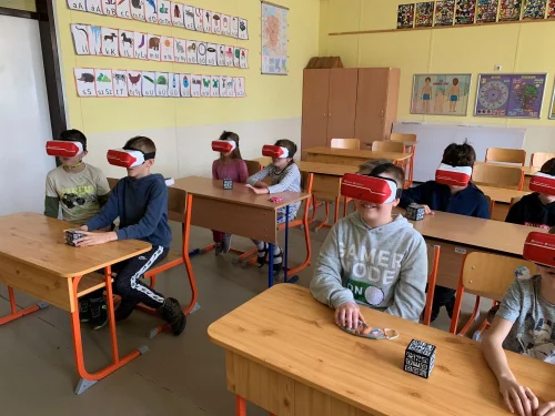 Lásd, halld, érezd! Ki mondta, hogy unalmas a tanulás?! (2021) cikk kiemelt képe